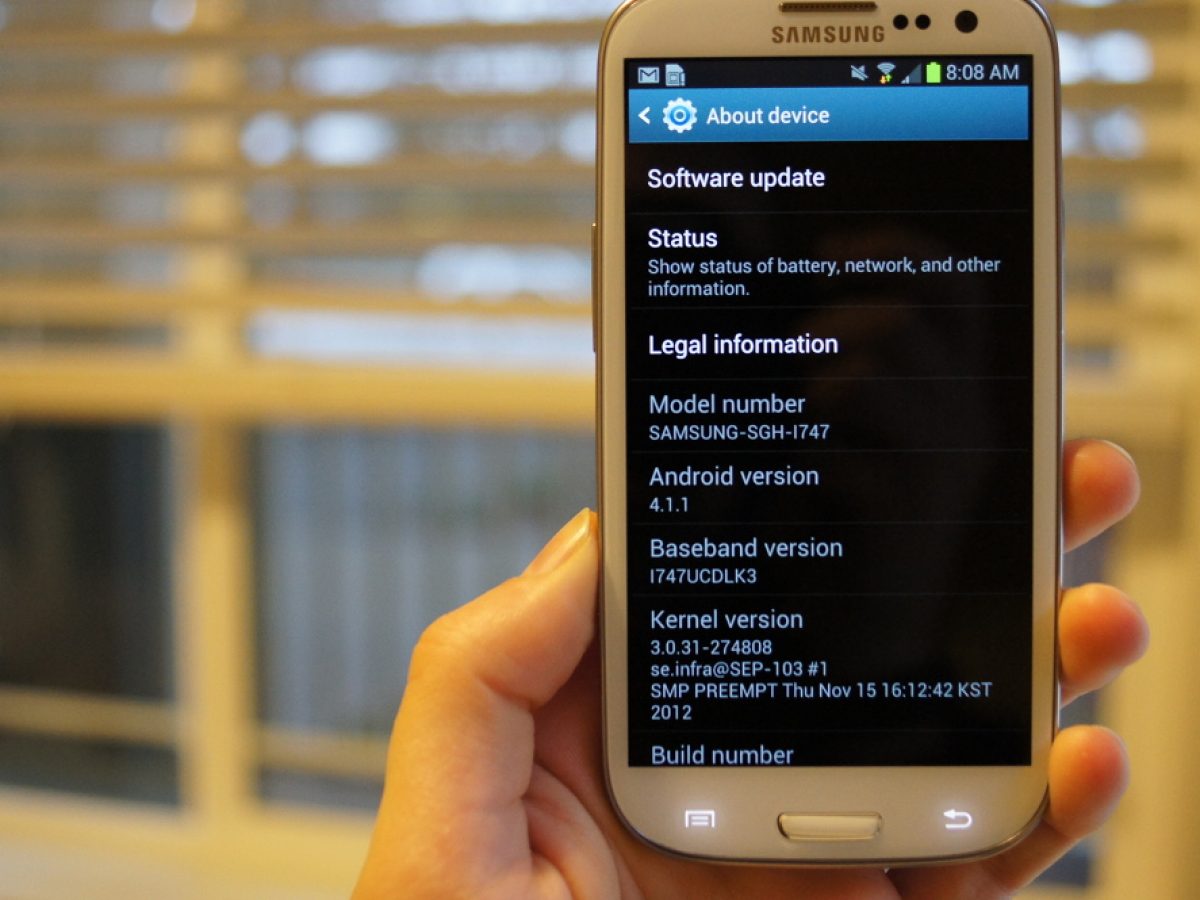 Samsung Galaxy S3 on AT&T Receives Android 4.1.1 Jelly Bean Update - Hand Holding Samsung Galaxy S3 With Jelly Been Update For AT&T - Droid Views