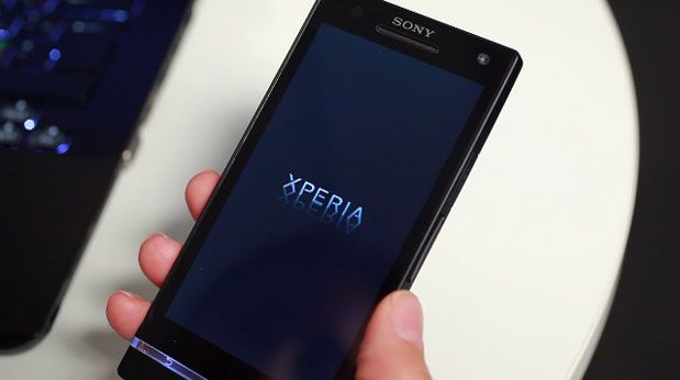 Sony Firmware Flash Tool Beta For Unlocked Xperia Devices - Hand Holding Black Sony Xperia - Droid Views
